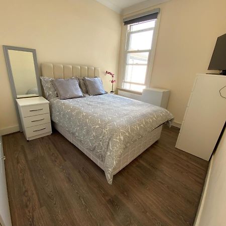 Private Rooms In Excellent Family House ,Zone 2 London Exteriör bild