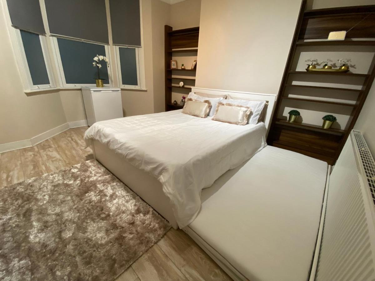 Private Rooms In Excellent Family House ,Zone 2 London Exteriör bild