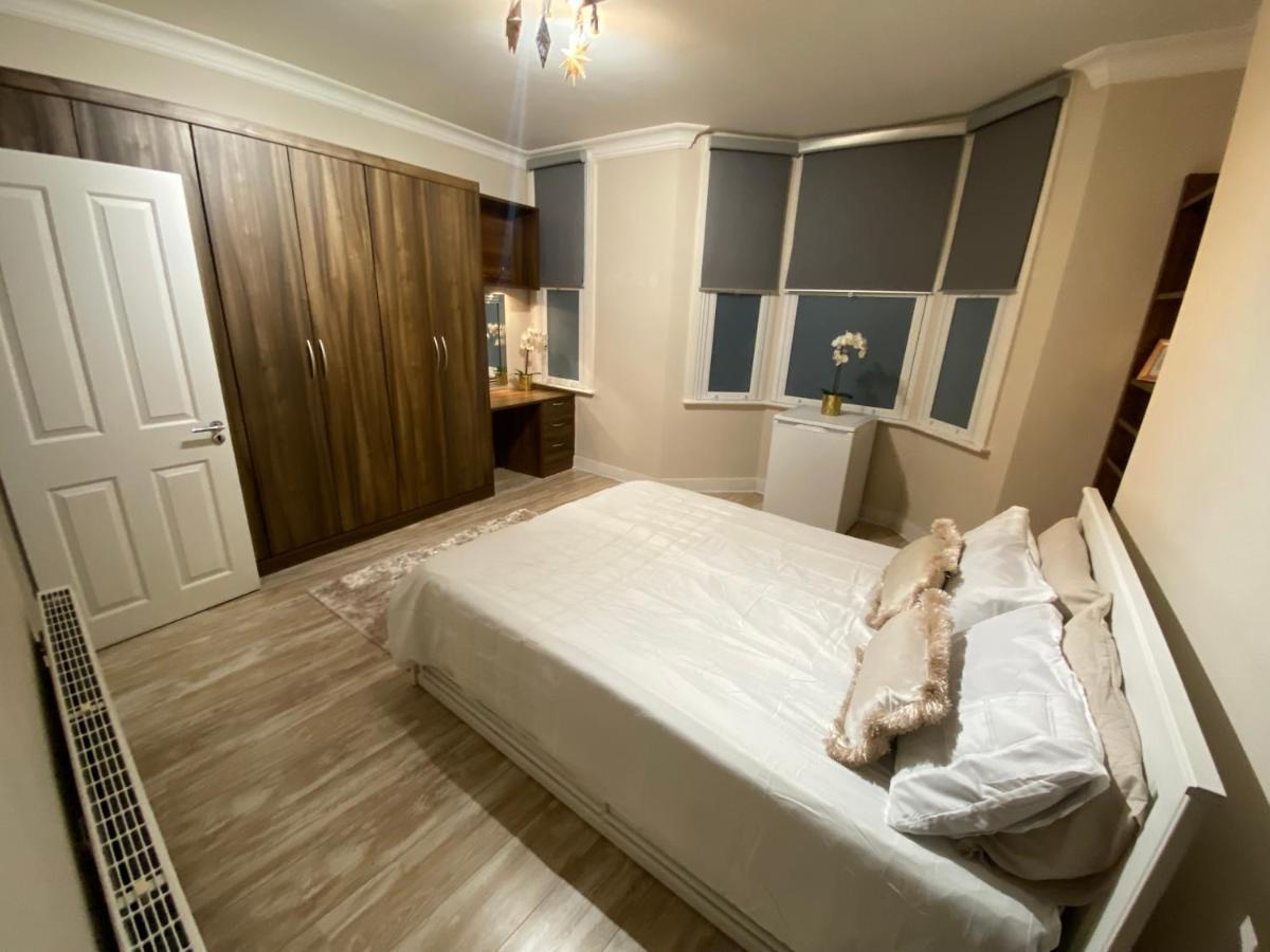 Private Rooms In Excellent Family House ,Zone 2 London Exteriör bild