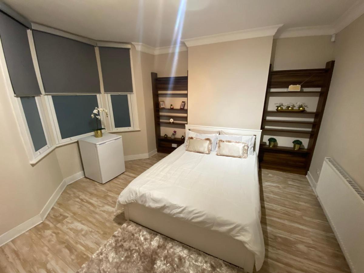Private Rooms In Excellent Family House ,Zone 2 London Exteriör bild