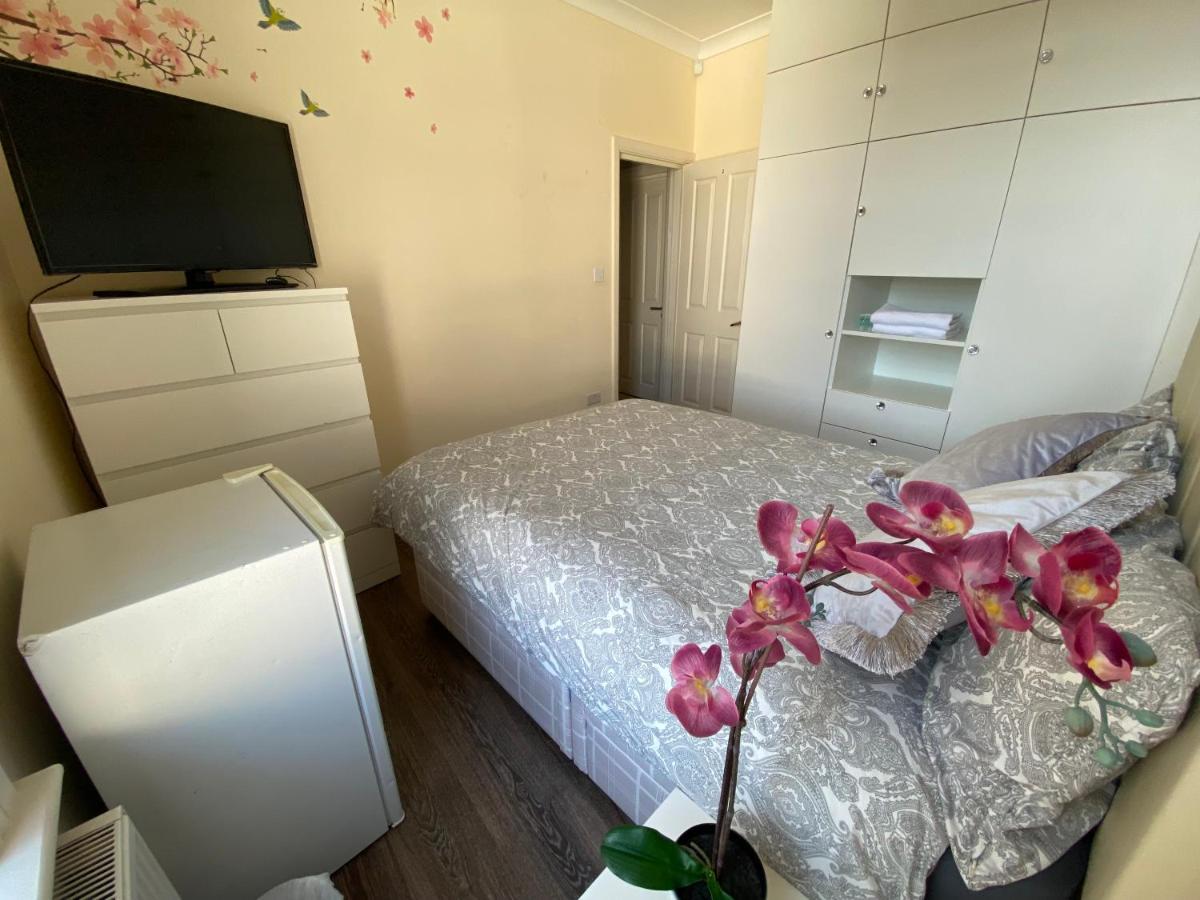 Private Rooms In Excellent Family House ,Zone 2 London Exteriör bild