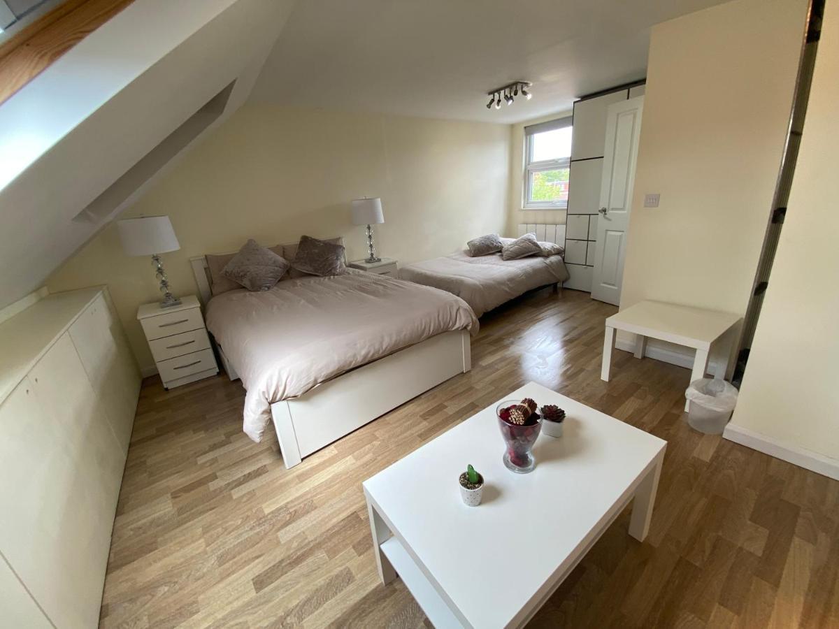 Private Rooms In Excellent Family House ,Zone 2 London Exteriör bild