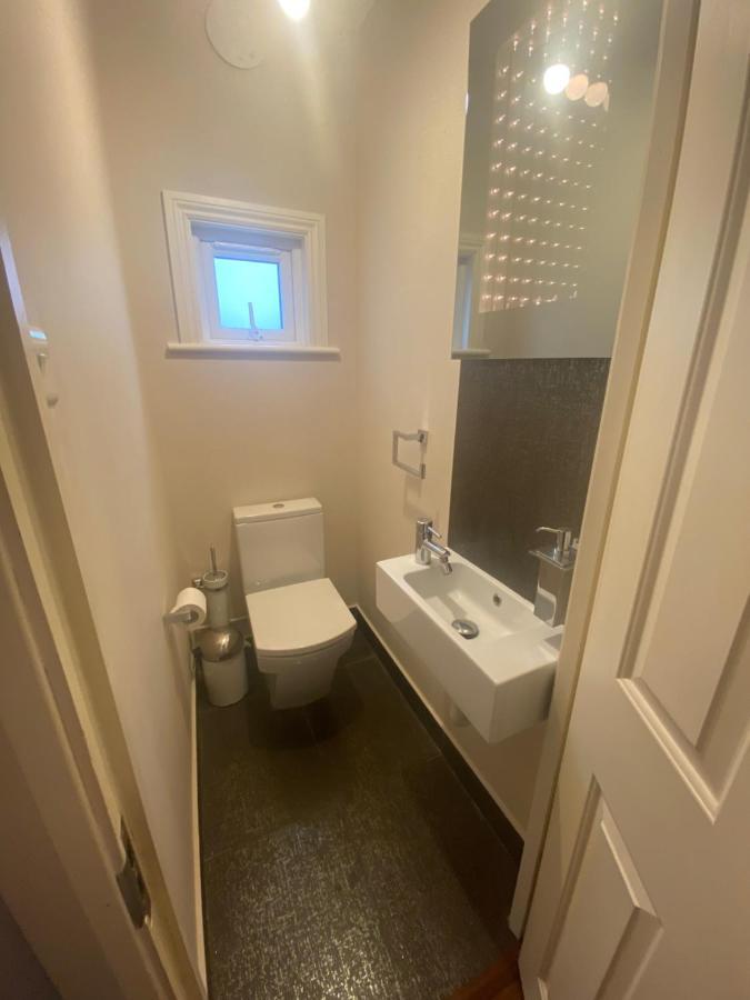 Private Rooms In Excellent Family House ,Zone 2 London Exteriör bild