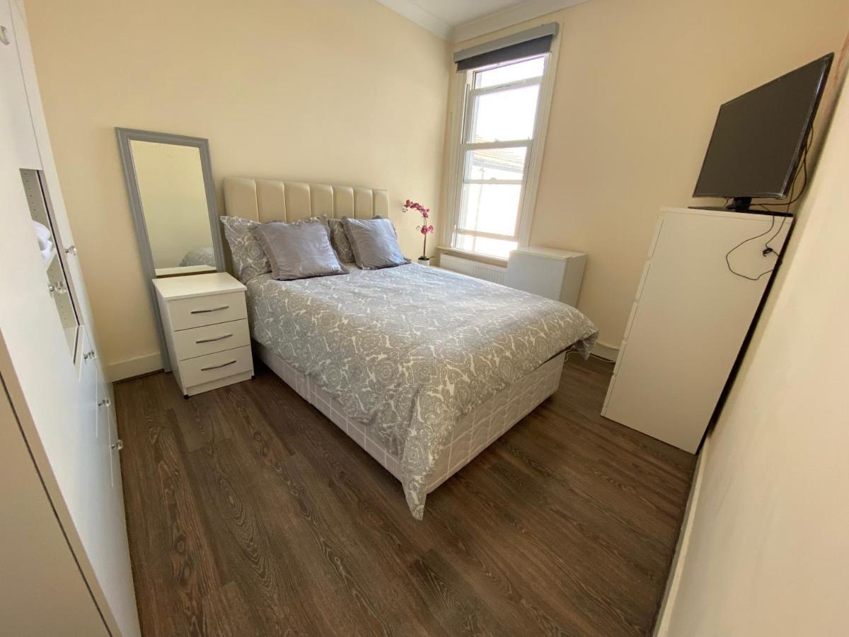 Private Rooms In Excellent Family House ,Zone 2 London Exteriör bild